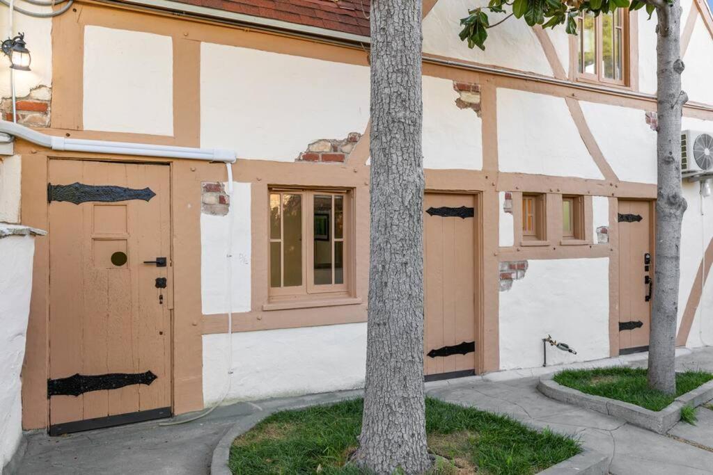Mack - Six Flags, Universal, Lax, Private Studio Santa Clarita Exterior photo